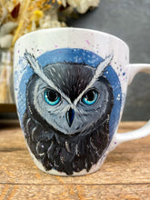 Lade das Bild in den Galerie-Viewer, Eulenzauber Tasse handbemalt - 400ml