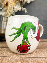 Lade das Bild in den Galerie-Viewer, Grinch Hand - 400ml Tasse