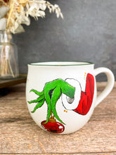Lade das Bild in den Galerie-Viewer, Grinch Hand - 400ml Tasse