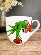 Lade das Bild in den Galerie-Viewer, Grinch Leo Hand - 400ml Tasse