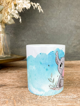 Lade das Bild in den Galerie-Viewer, Elefant mit blauen Hintergrund personalisiert - 330ml