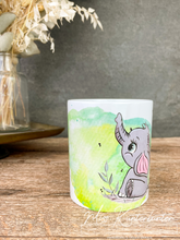 Lade das Bild in den Galerie-Viewer, Elefant mit grünen Hintergrund personalisiert - 330ml