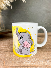 Lade das Bild in den Galerie-Viewer, Elefant mit gelben Hintergrund personalisiert - 330ml