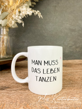 Lade das Bild in den Galerie-Viewer, Boss Tasse - Leben tanzen 330ml