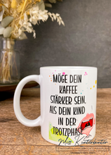 Lade das Bild in den Galerie-Viewer, Möge dein Kaffee stärker sein, als dein Kind in der Trotzphase! - Haarfarbe wählbar