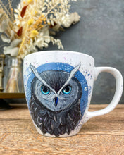 Lade das Bild in den Galerie-Viewer, Eulenzauber Tasse handbemalt - 400ml
