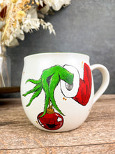 Lade das Bild in den Galerie-Viewer, Grinch Hand - 400ml Tasse
