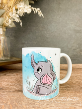 Lade das Bild in den Galerie-Viewer, Elefant mit blauen Hintergrund personalisiert - 330ml
