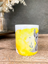 Lade das Bild in den Galerie-Viewer, Elefant mit gelben Hintergrund personalisiert - 330ml
